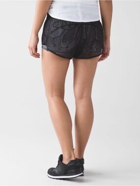 Lululemon City Sky Run By Short
Black / Dottie Tribe White size 4 EUC